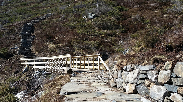 Sherpa Treppe mit Brücke, Fossabrekko