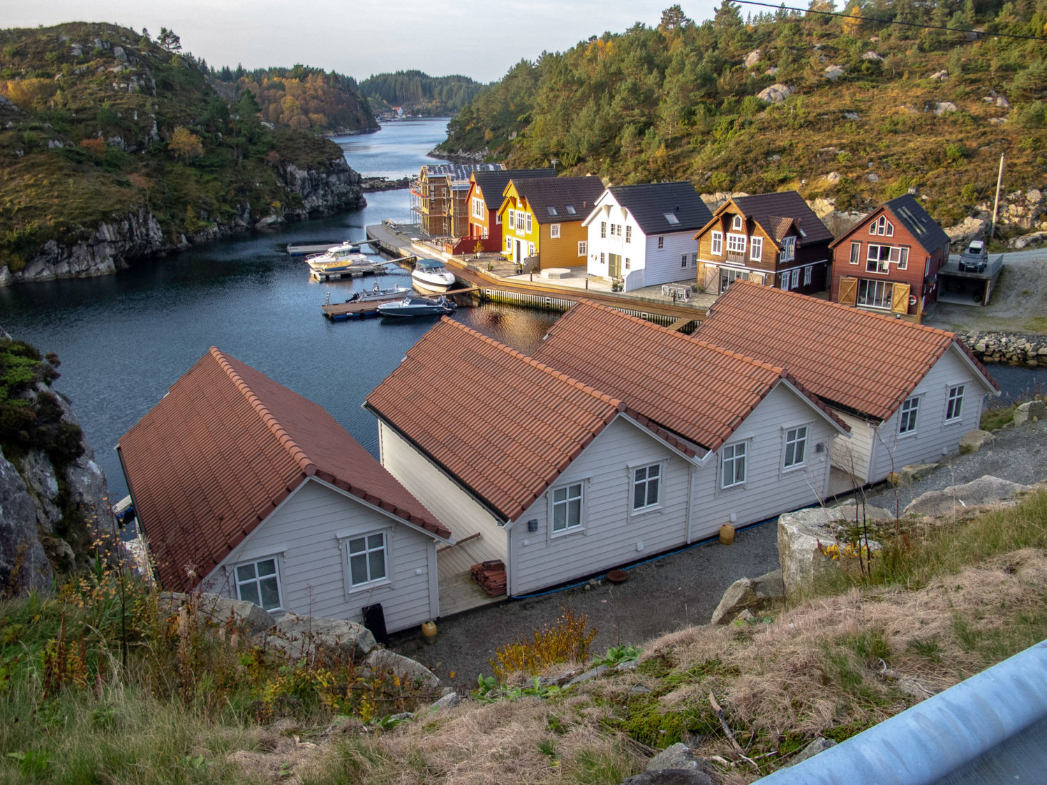 Westside-Lodges-mit-Blick-auf-dan-Fjord