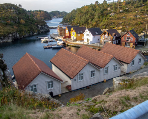 Westside-Lodges-mit-Blick-auf-dan-Fjord